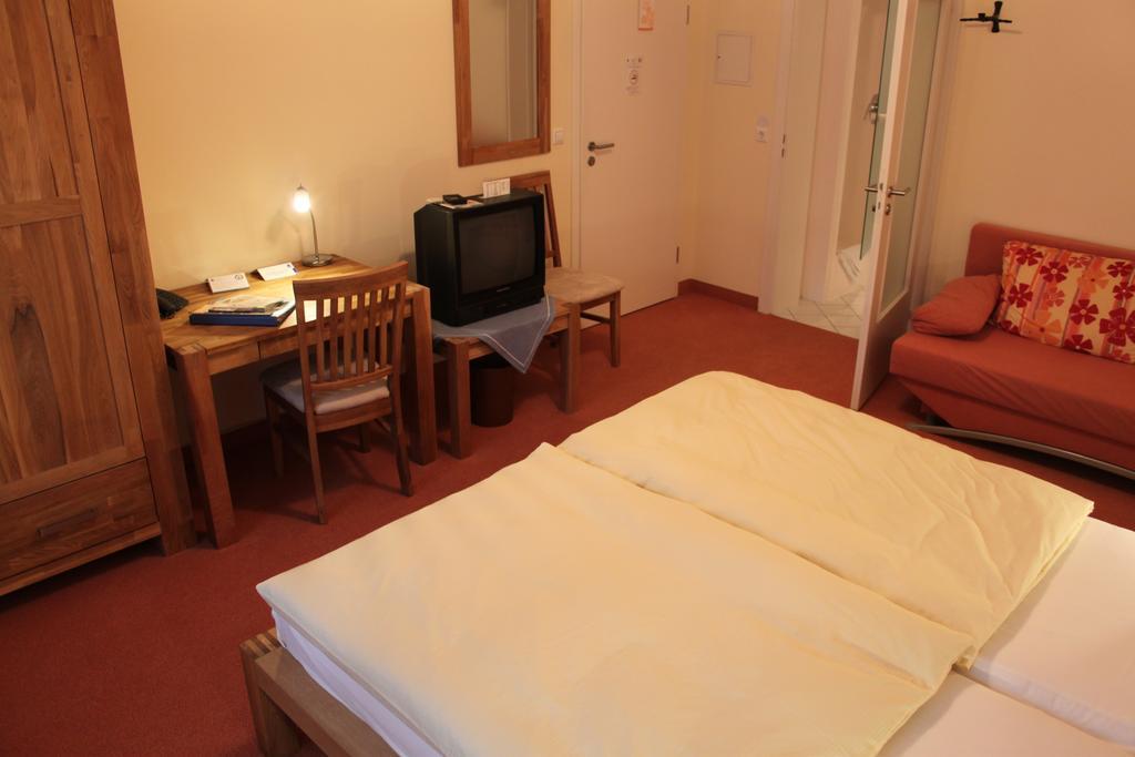 Hotel-Gasthof Die Post Brennerei Frankenhoehe Schillingsfürst الغرفة الصورة