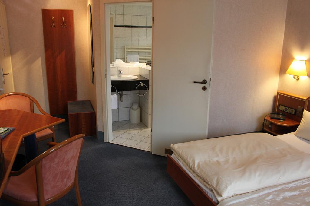Hotel-Gasthof Die Post Brennerei Frankenhoehe Schillingsfürst الغرفة الصورة