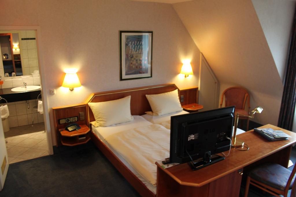Hotel-Gasthof Die Post Brennerei Frankenhoehe Schillingsfürst الغرفة الصورة