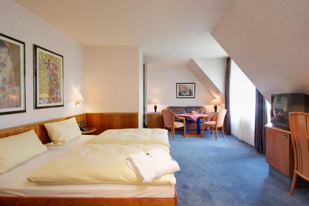 Hotel-Gasthof Die Post Brennerei Frankenhoehe Schillingsfürst الغرفة الصورة